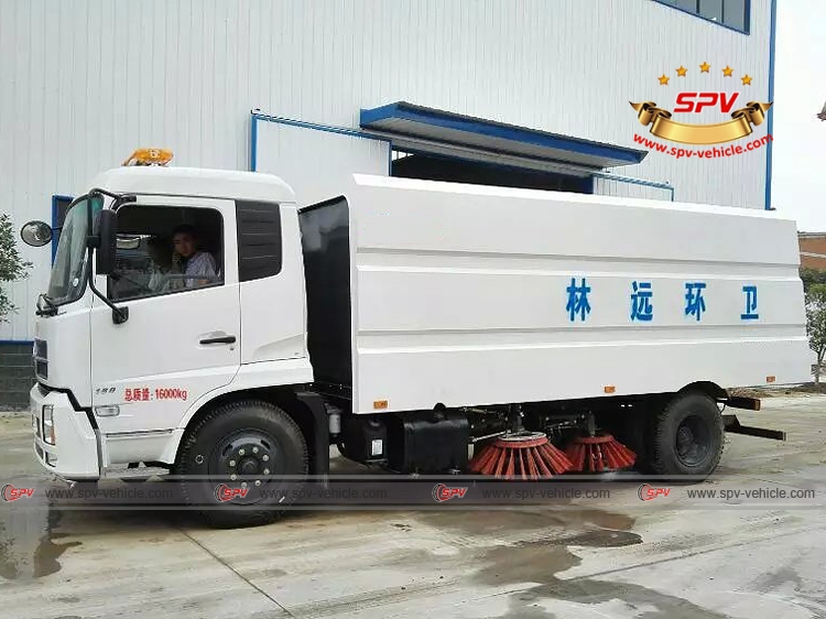 Side view of Dongfeng Kingrun Road Sweeper Truck